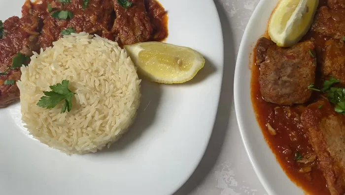Dressage : Servir le thon à la sauce tomate avec le riz, saupoudrer de persil frais.