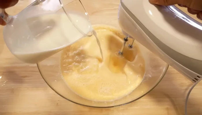 Ajouter le lait et mélanger jusqu'à obtenir un mélange homogène.