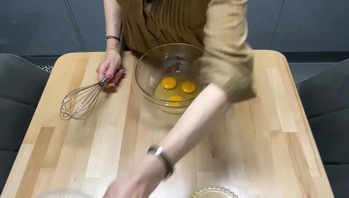 Dans un saladier, mélanger les œufs avec le sucre.