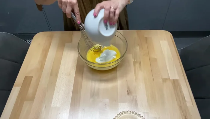 Ajouter le beurre fondu et bien mélanger.