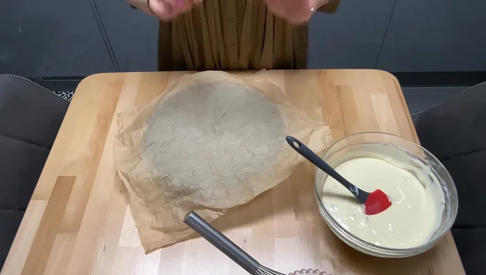 Huiler légèrement un moule à tarte ou le chemiser de papier cuisson.