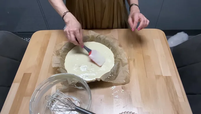 Étaler la pâte dans le moule.