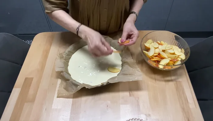 Disposer les tranches de pommes sur la pâte.