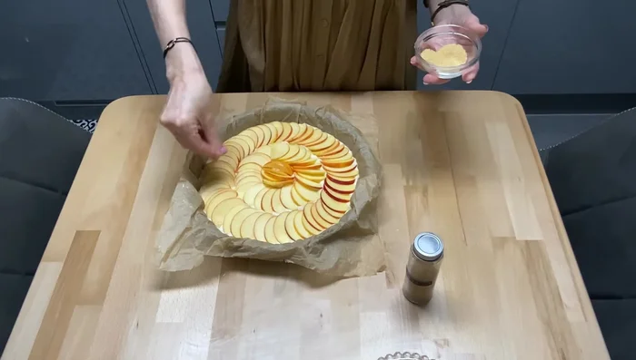 Saupoudrer de sucre de canne et de cannelle (facultatif).