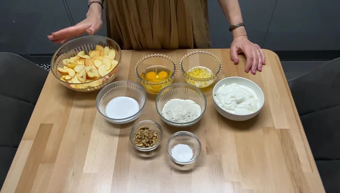 Préchauffer le four à 180°C. Laver et couper les pommes en fines tranches. Ajouter un peu de jus de citron pour éviter l'oxydation.