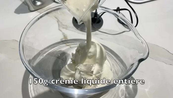 Préparation de la crème : Fouetter 250g de mascarpone, 150g de crème liquide et du sucre jusqu'à ce que la crème soit ferme.