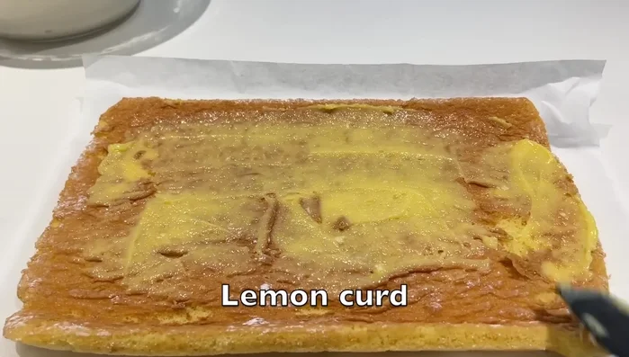 Étaler la crème sur la génoise, ajouter de la crème au citron et des fraises.