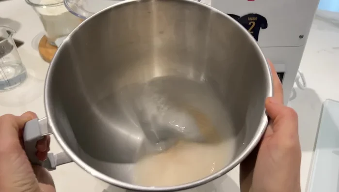 Préparation des pains sésame : Mélanger 33cl d'eau tiède, 8g de levure, une cuillère à soupe de sucre.