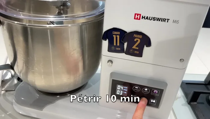 Ajouter 500g de farine et 5g de sel, pétrir pendant 10 minutes.