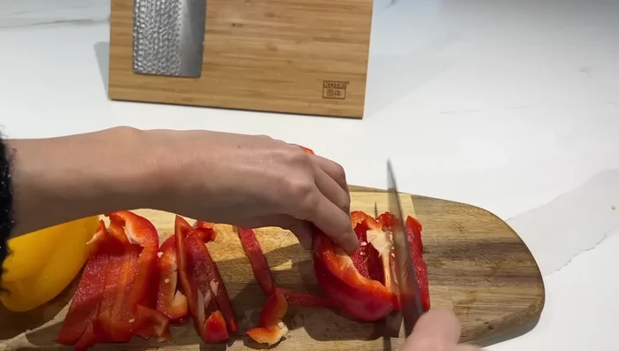 Préparation des galettes : Faire revenir des poivrons, de l'ail, du persil, de la coriandre et des escalopes/viande hachée avec des épices.