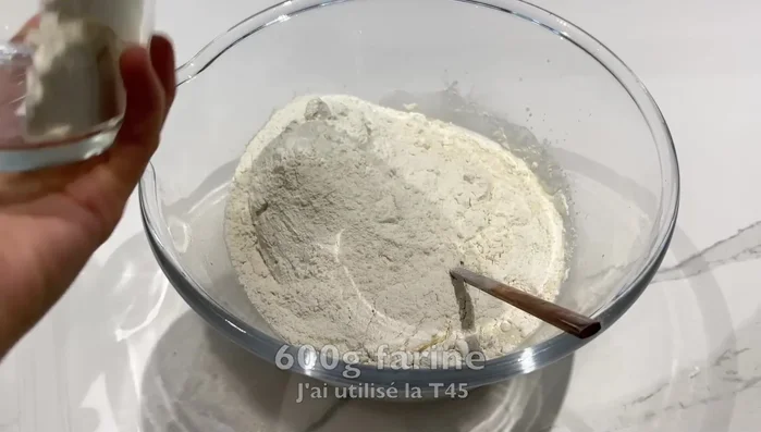 Ajouter 600g de fromage blanc, 600g de farine, deux cuillères à café de levure chimique, 5-6g de sel et 3cl d'huile. Pétrir 10 minutes.