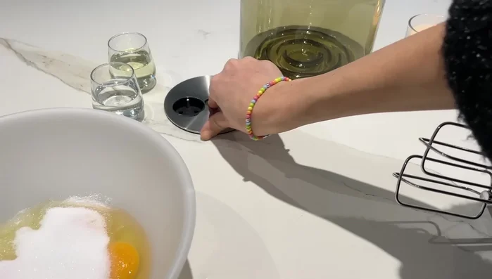 Préparation du gâteau roulé : Fouetter 4 œufs avec 120g de sucre jusqu'à ce que le mélange triple de volume.