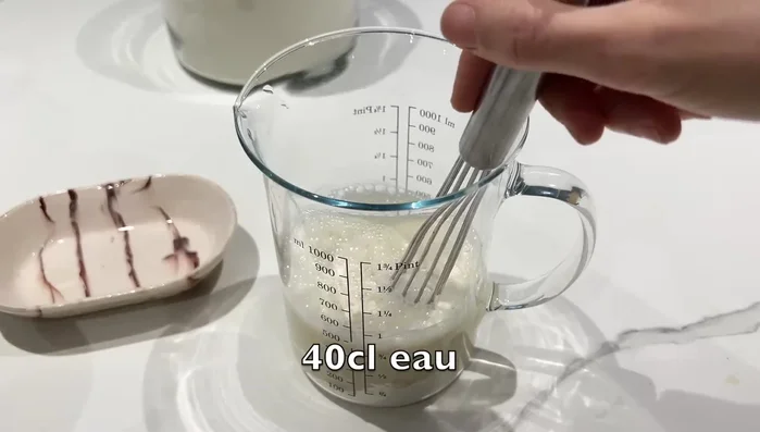 Préparer un mélange d'eau et de farine pour épaissir la soupe.