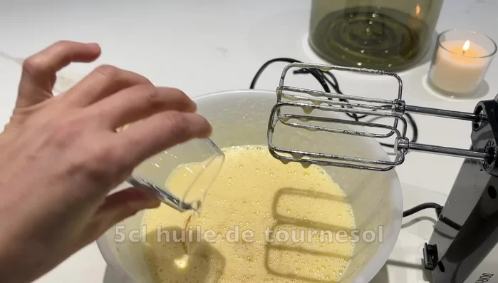 Ajouter 5cl d'eau, 5cl d'huile, un sachet de levure, 130g de farine et une touche de vanille.