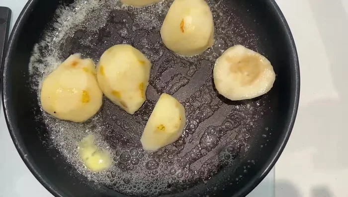 Ajouter 3 poires coupées et 2 cuillères à soupe de sucre. Caraméliser à feu moyen jusqu'à ce qu'elles soient dorées.