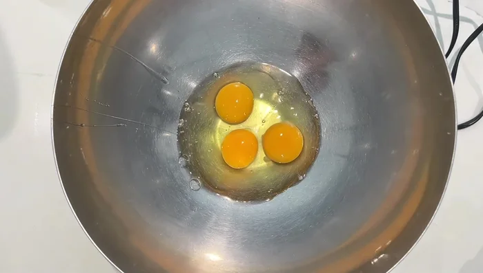 Dans un saladier ou bol de robot, fouetter 4 œufs avec 130g de sucre et un sachet de sucre vanillé (ou de la vanille liquide) jusqu'à ce que le mélange triple de volume.