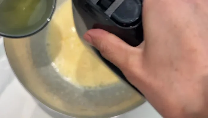 Incorporer 8cl d'huile de tournesol et 20cl de crème liquide entière.