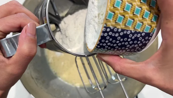 Ajouter 200g de farine, 2 cuillères à soupe de cacao amer et 11g de levure chimique. Bien mélanger.