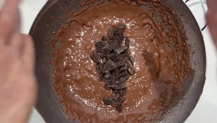 Ajouter 100g de chocolat en morceaux (facultatif).