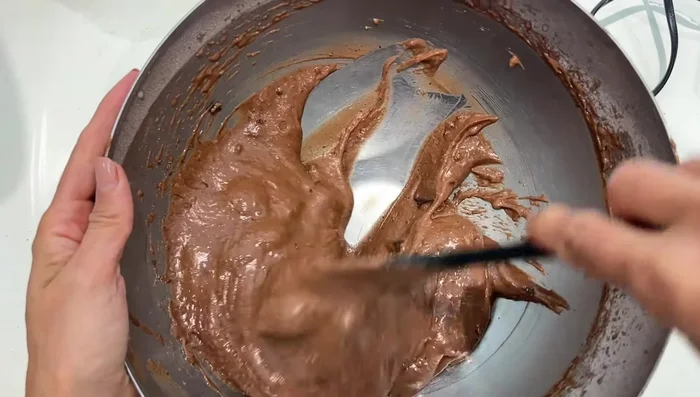 Verser la pâte dans un moule à gâteau beurré et fariné. Disposer les poires caramélisées et quelques noix sur le dessus.