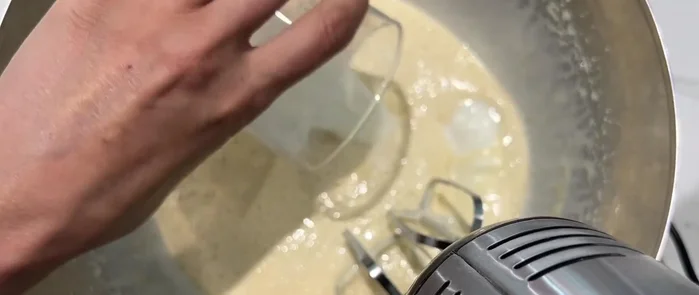 Incorporer le beurre fondu et le lait au mélange précédent. (Manque d'informations dans la transcription)