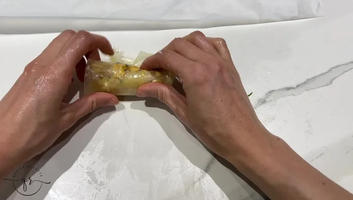 Préparation des feuilles de brick: Mixer semoule et eau tiède 5 minutes. Passer au tamis. Cuire sur une poêle chaude, feu doux, en étalant finement la pâte.