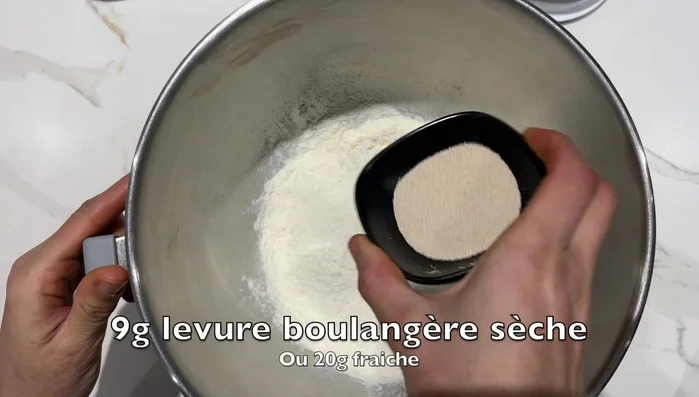 Préparation des pains moelleux: Mélanger farine, levure, sel, sucre, jaunes d’œufs. Incorporer lait tiède et eau tiède. Pétrir 10 minutes. Ajouter beurre mou, pétrir 5 minutes. Laisser reposer 1 heure.