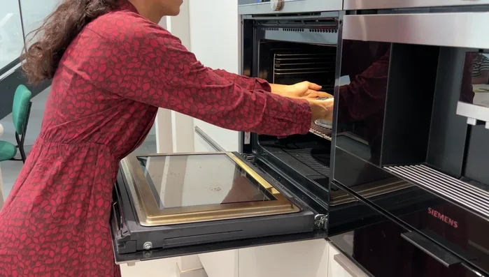 Verser la préparation dans le moule et enfourner à 170°C pendant 45 minutes.