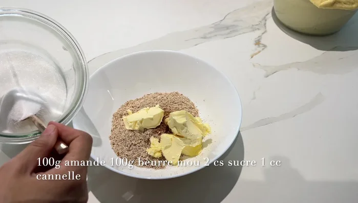 Préparer la crème d'amande : Mélanger les amandes mixées, la cannelle, le beurre mou et le sucre.