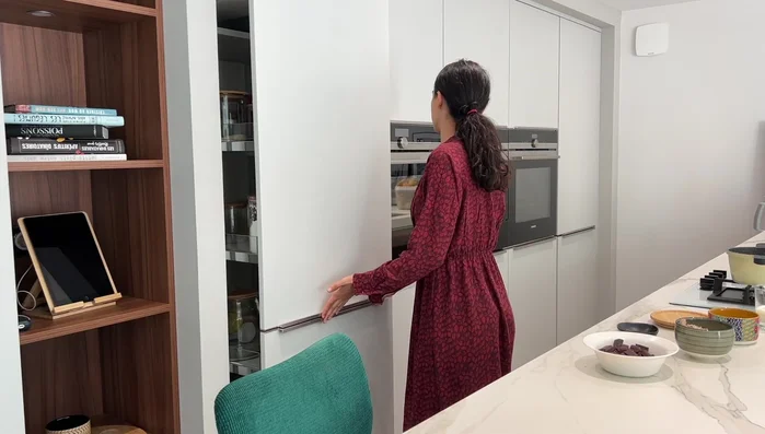 Préparer le gâteau au chocolat: Mixer les amandes.