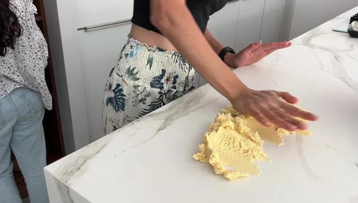 Envelopper la pâte dans du film alimentaire et la réfrigérer.