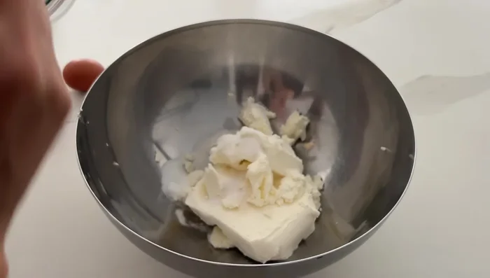 Préparer la crème en mélangeant le fromage frais, les œufs, le sucre vanillé, la maïzena et le sucre.