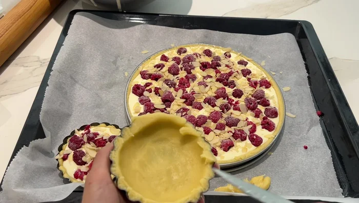 Enfourner à 180°C pendant 35 à 40 minutes, jusqu'à ce que la pâte soit dorée.