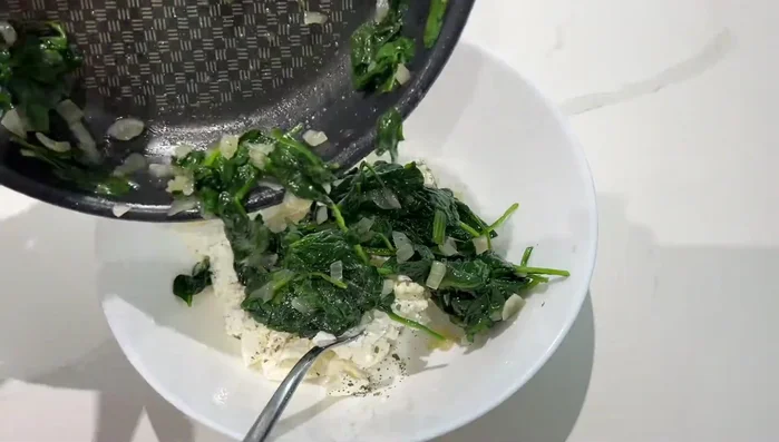 Incorporer les épinards cuits à la ricotta.
