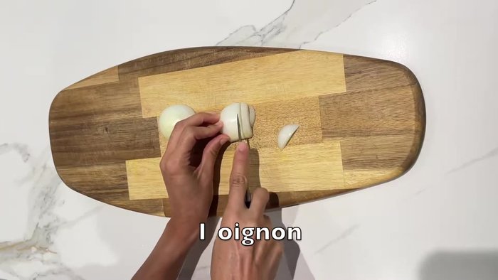 Couper finement un oignon.