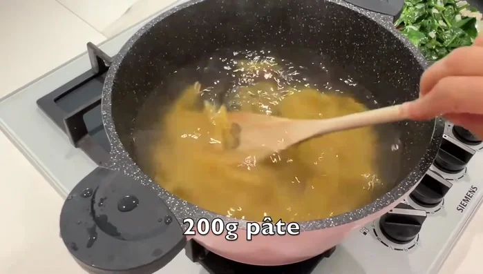 Faire cuire les pâtes selon les instructions de l'emballage. Saler l'eau de cuisson.