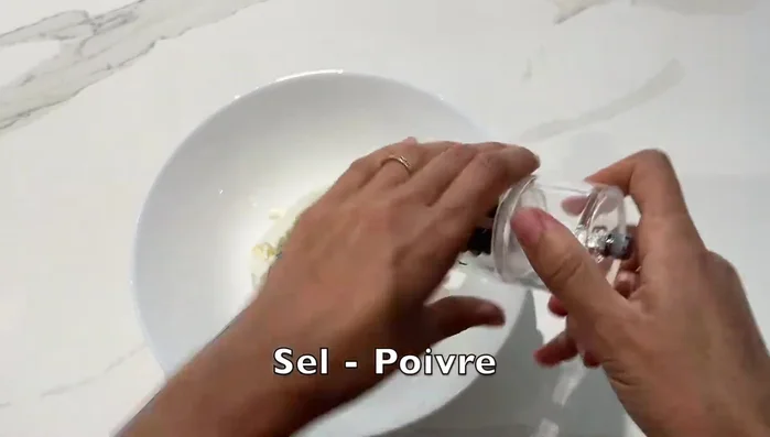 Dans un saladier, mélanger la ricotta, du sel, du poivre, du persil et de la coriandre.