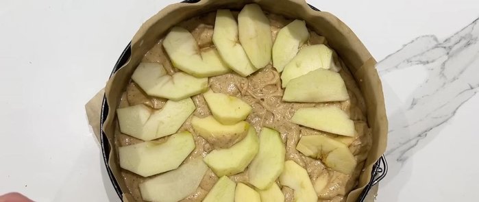 Décorer avec des lamelles de pommes, du sucre roux et de la cannelle (facultatif).