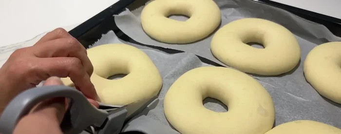Plonger les bagels dans l'eau bouillante : 1 minute d'un côté, 30 secondes de l'autre (489.36).