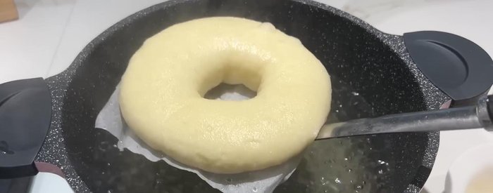 Poser les bagels sur un torchon pour absorber l'eau (519.12).