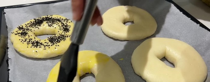 Badigeonner les bagels avec un oeuf et décorer avec des graines (523.26).
