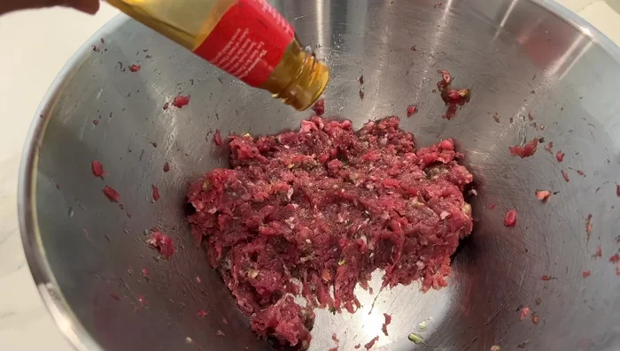 Préparation des boulettes de viande : Faire revenir les épinards et les carottes. Mélanger avec la viande hachée et la sauce asiatique. Former des boulettes.