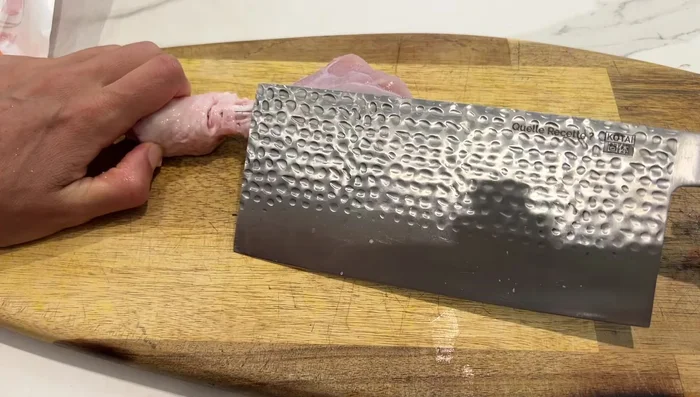 Préparation des pilons de poulet : Enlever l'os supérieur des pilons. Assaisonner avec le persil, l'ail, le sel, le poivre, l'huile d'olive, la sauce Worcestershire, la sauce soja, le miel, le gingembre et le curcuma.