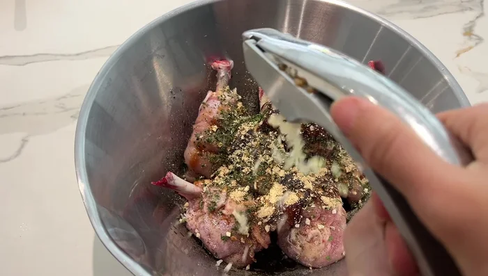 Préparation des nuggets : Mixer les pommes de terre cuites, les escalopes, l'ail, le sel, le poivre et l'huile d'olive. Former des boulettes, les passer dans l'œuf battu puis la chapelure.