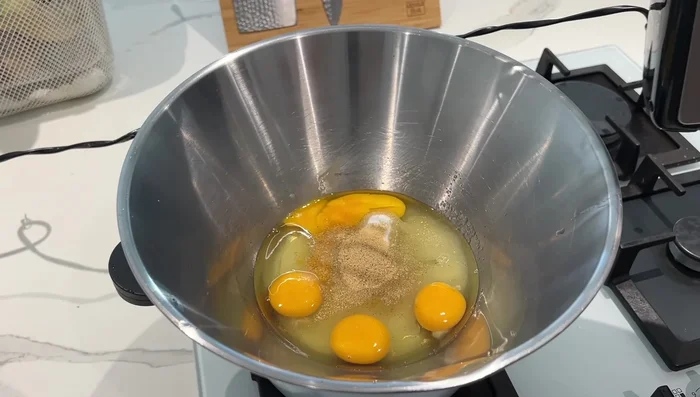 Préparation du fraisier : Préparer une génoise (recette détaillée sur le blog). Préparer une crème pâtissière (recette détaillée sur le blog). Couper la génoise en deux. Imbiber de sirop. Disposer des fraises autour du cercle, puis ajouter la crème pâtissière. Ajouter une couche de fraises, puis recouvrir avec la deuxième couche de génoise. Décorer.