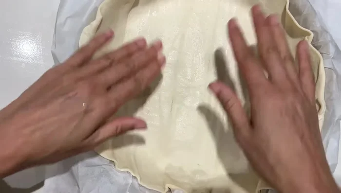 Préparer la pâte feuilletée ou brisée (maison ou achetée).