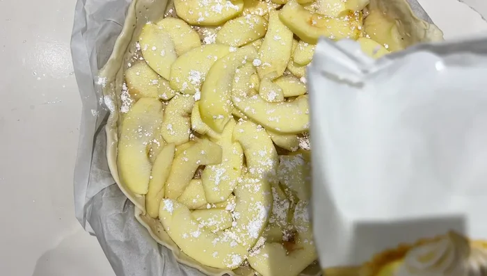 Parsemer de sucre glace et d'amandes effilées.