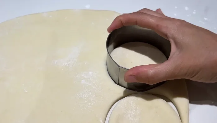 Découper la pâte et faire cuire les muffins dans une poêle sur feu moyen jusqu'à coloration dorée.