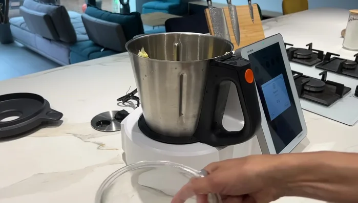 Préparation du cake : Travailler le beurre (200g) et le sucre (120g) pendant 3 minutes au MyCook Next. Ajouter le sucre vanillé, le sel, les œufs, la farine, la levure et le lait. Bien mélanger.