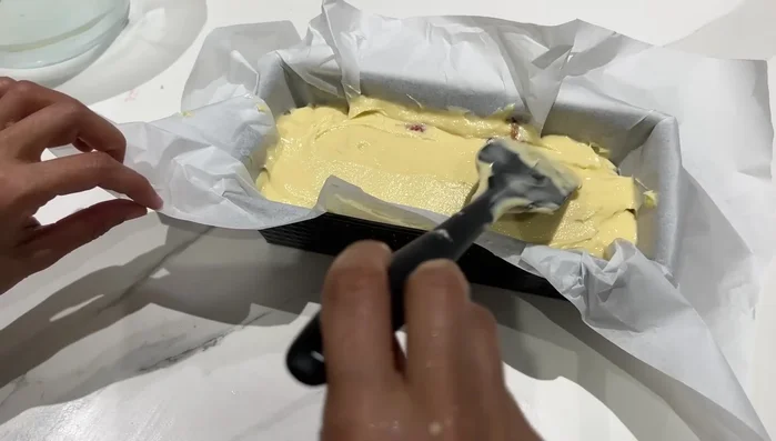 Incorporer les fruits et enfourner à 180°C pendant 40 minutes.